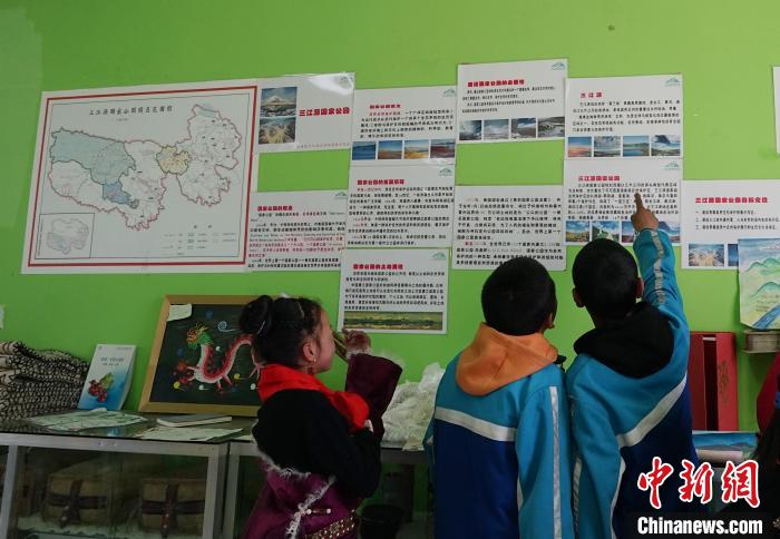 圖為學(xué)生在生態(tài)課堂上了解三江源國家公園知識?！●R銘言 攝