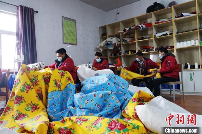 圖為工人們正在制作帳篷?！●R銘言 攝