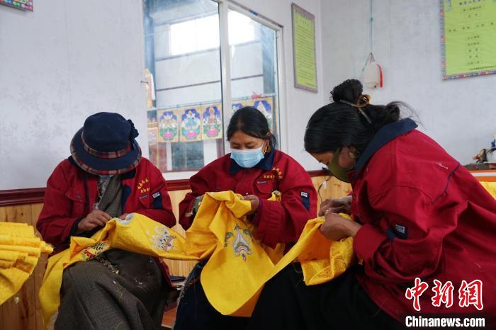 圖為工人正在制作哈達(dá)。　馬銘言 攝