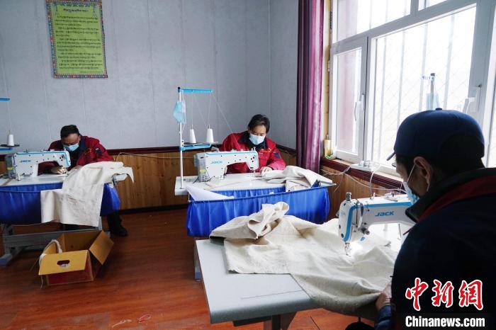 圖為員工正在制作藏服?！●R銘言 攝