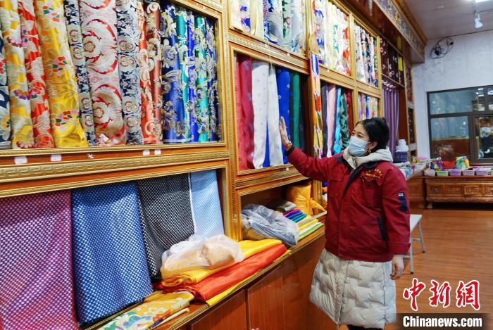 圖為員工清點(diǎn)布匹。　馬銘言 攝