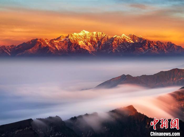 牛背山頂的流云和“金山” 李熙騰 攝