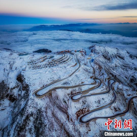 雪后的牛背山山頂和崎嶇的公路?！±顒P 攝