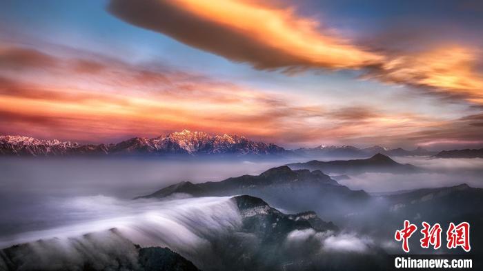 牛背山霞光?！∥挠宴?攝