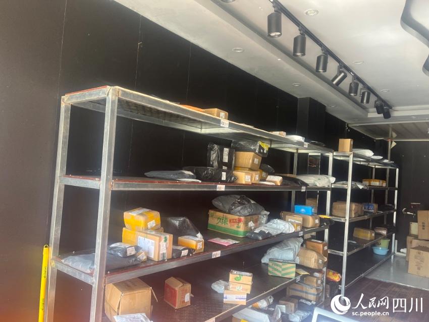 縣城自提點包裹。諸葛輝攝