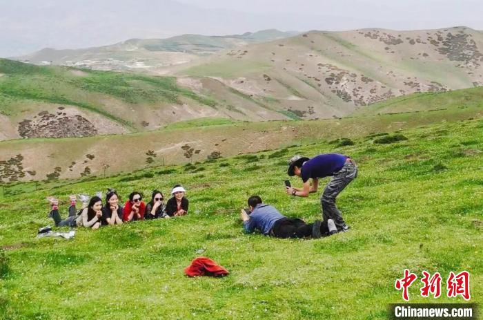 圖為民眾在草原留影?！⑿憔?　攝