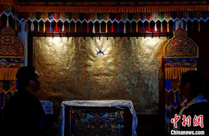 圖為使用金汁創(chuàng)作的金唐?！?zhí)砀?攝