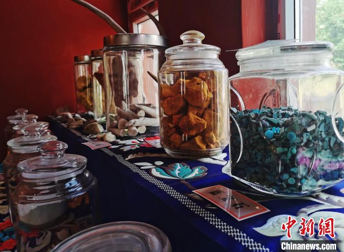 圖為唐卡繪畫礦物顏料展示?！?zhí)砀?攝