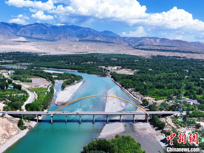 航拍貴德縣黃河岸畔綠意盎然?！●R銘言 攝