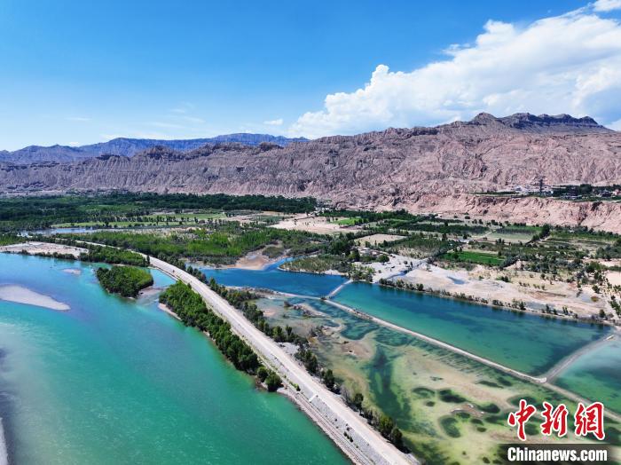 航拍貴德縣黃河岸畔綠意盎然?！●R銘言 攝