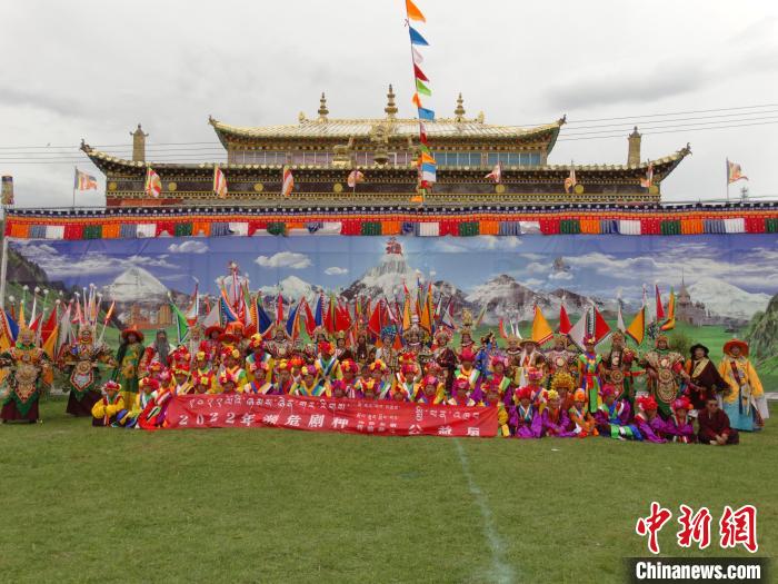 圖為全體演員合影。　班瑪縣文體旅游廣電局 供圖