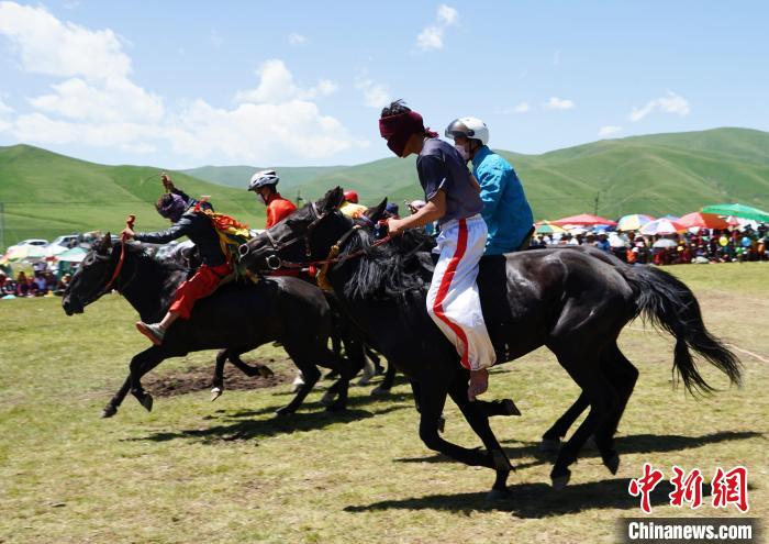 圖為選手進行3000米賽馬比賽。　馬銘言 攝