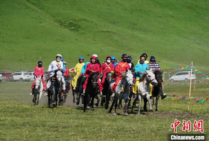 圖為選手進行3000米賽馬比賽?！●R銘言 攝