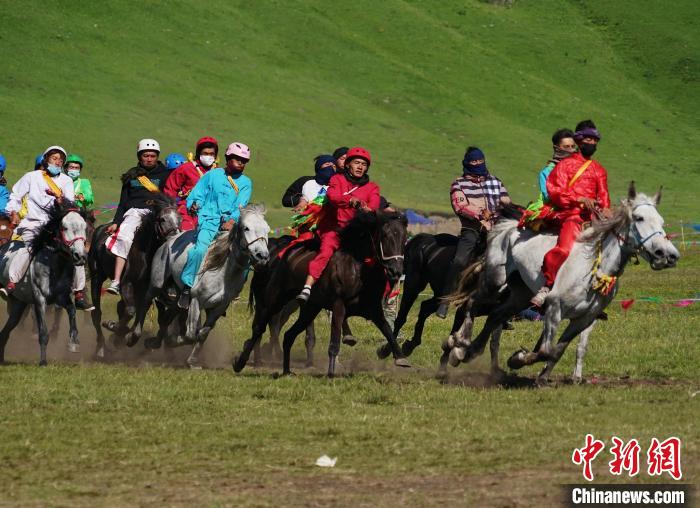 圖為選手進行3000米賽馬比賽?！●R銘言 攝