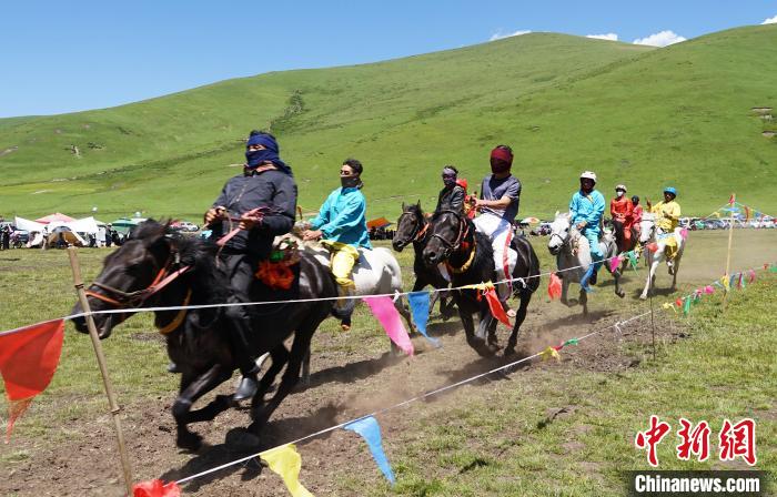 圖為選手進行3000米賽馬比賽。　馬銘言 攝