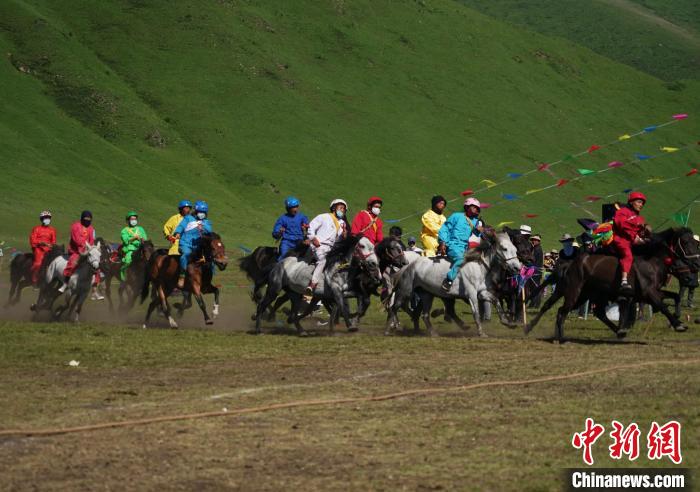 圖為選手進行3000米賽馬比賽?！●R銘言 攝