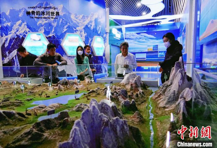 圖為中外嘉賓在玉樹(shù)州博物館內(nèi)參觀。　馬銘言 攝