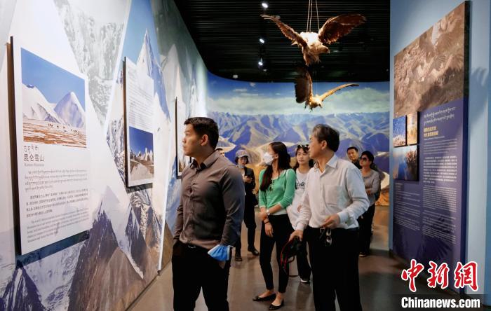 圖為中外嘉賓參觀玉樹(shù)州博物館?！●R銘言 攝