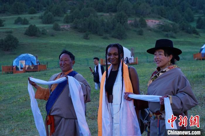 圖為當(dāng)?shù)孛癖娕c外籍留學(xué)生合影留念?！●R銘言 攝