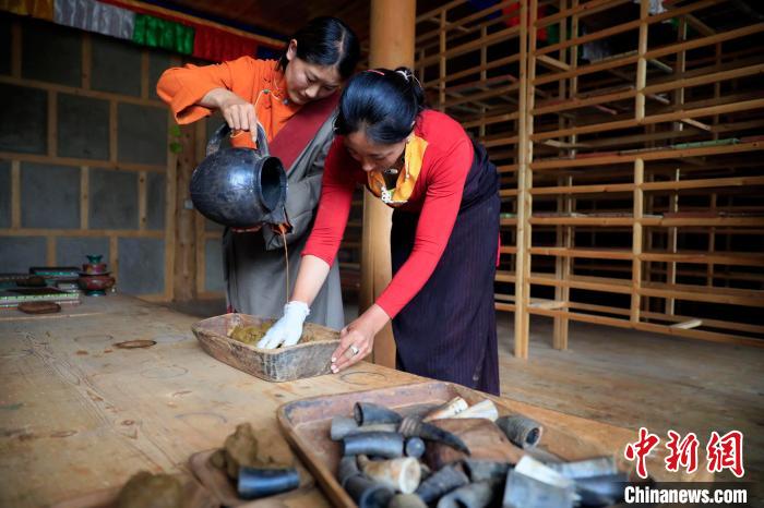 調(diào)合香團(tuán)?！⊥趵?攝