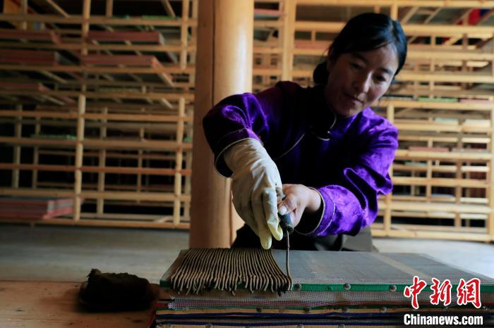 擠壓成香?！⊥趵?攝