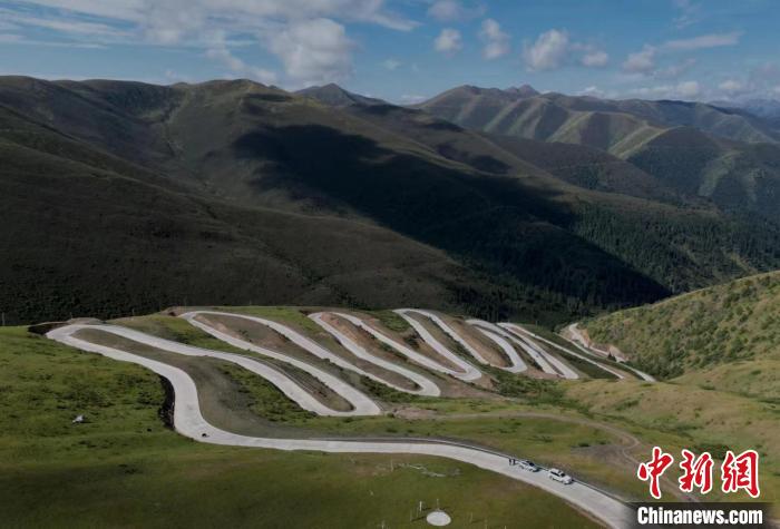 四川壤塘上藍天路：沿線居民致富的幸?！疤炻贰? oldsrc=