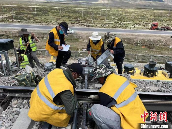 圖為青藏鐵路基礎設施“升級換代”施工現(xiàn)場?！‖F(xiàn)場作業(yè)人員供圖