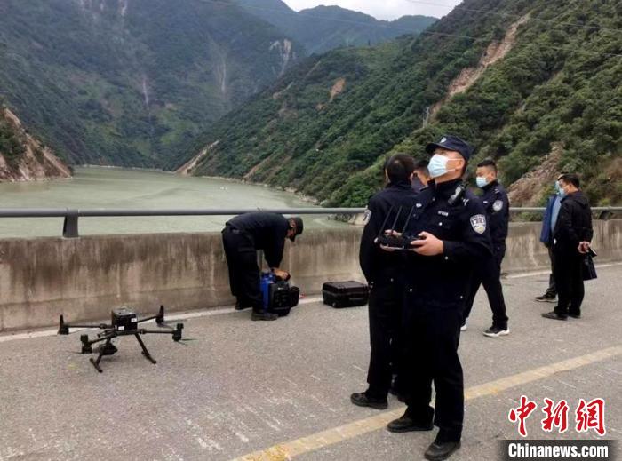 民警組成的搜尋隊(duì)利用無人機(jī)在震區(qū)開展空中巡查?！「首沃莨簿止﹫D