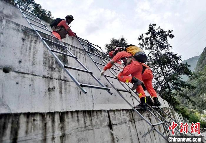 四川消防救援人員開展救援。　四川消防 供圖