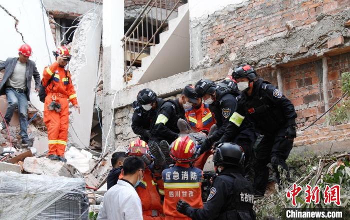 四川消防救援人員開展救援?！∷拇ㄏ?供圖