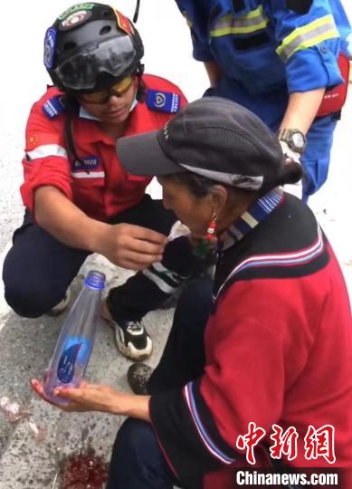 筠連筠愛青年應(yīng)急救援隊(duì)救援人員正在為傷員傷口清理。　受訪者供圖