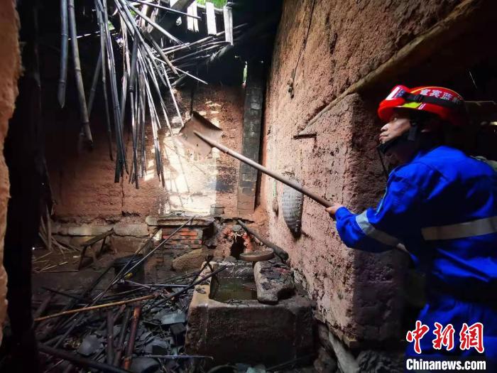 宜賓藍(lán)豹應(yīng)急救援隊(duì)搜救組成員劉方杰正在參與救援?！∈茉L者供圖