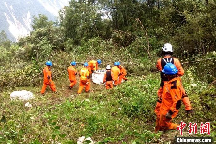 海拔1950米唐29號塔位搶險隊員正搬運直升機吊運上山的搶險材料。　徐慶明 攝