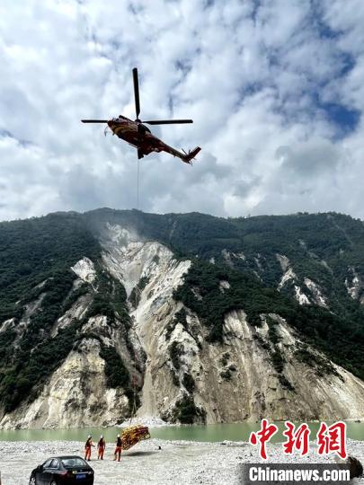 直升機正在運輸110千伏唐下線應(yīng)急塔塔材?！⌒l(wèi)科 攝