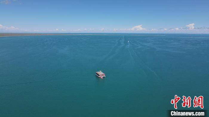 圖為航拍夏日青海湖?！±罱瓕?攝