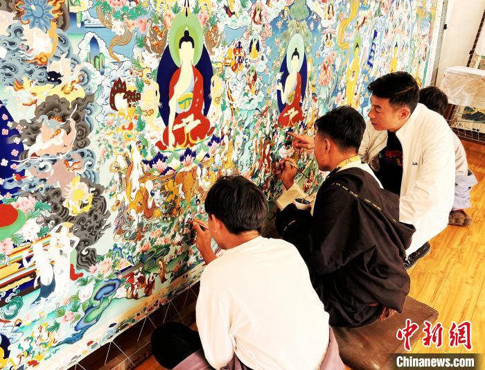 青海唐卡藝術(shù)小鎮(zhèn)：“勞模畫師”師帶徒，文化扶貧富一方