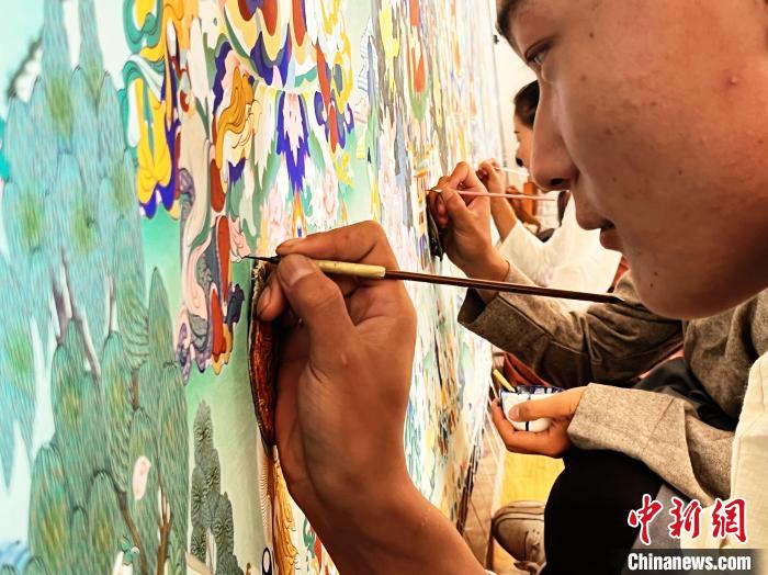 圖為畫師繪畫唐卡?！●R文莉 供圖