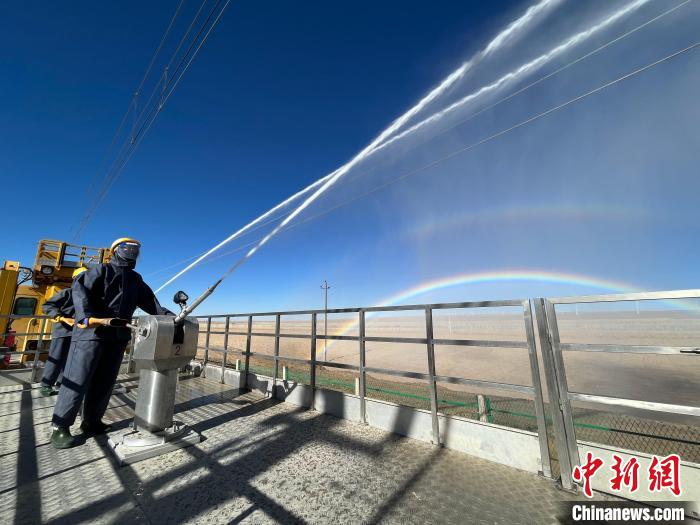 圖為水炮手在操作高壓水炮?！「邌⒑?攝