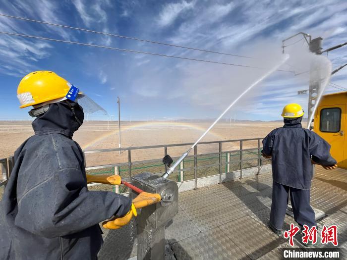 圖為水炮手操作高壓水槍對絕緣子進(jìn)行清洗?！「邌⒑?攝