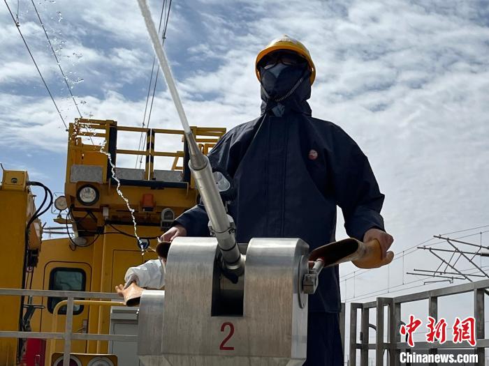 圖為水炮手操作高壓水炮進(jìn)行作業(yè)?！「邌⒑?攝