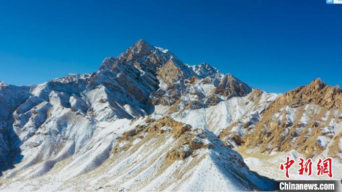 圖為山川被白雪覆蓋，與藍(lán)天相互呼映?！《继m縣融媒體中心供圖