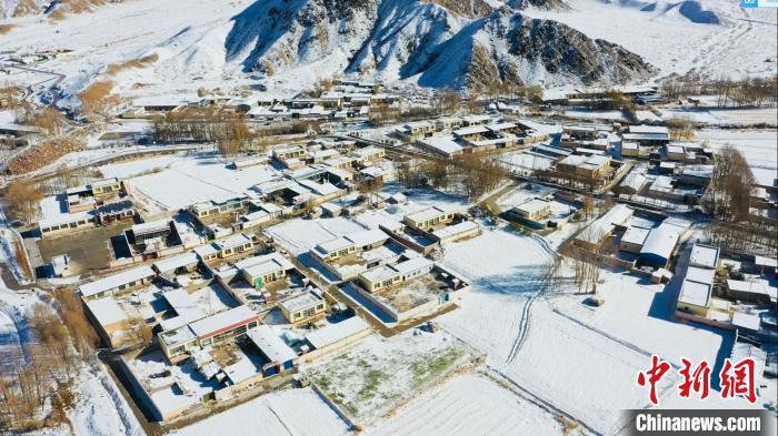 圖為鄉(xiāng)村被白雪覆蓋?！《继m縣融媒體中心供圖