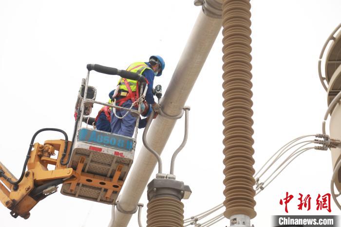 圖為國網(wǎng)青海超高壓公司變電檢修人員正在開展設(shè)備檢修工作?！≈煲闳?攝