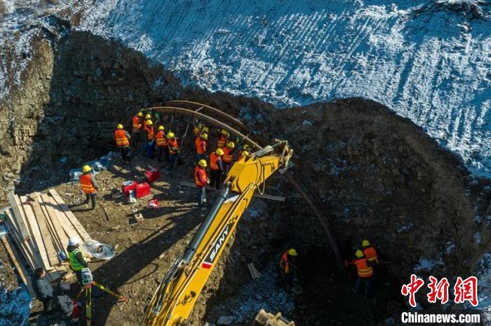 西成高鐵紅原2號(hào)隧道出口工人師傅正在進(jìn)行導(dǎo)向墻、管棚施工作業(yè)。　劉忠俊 攝