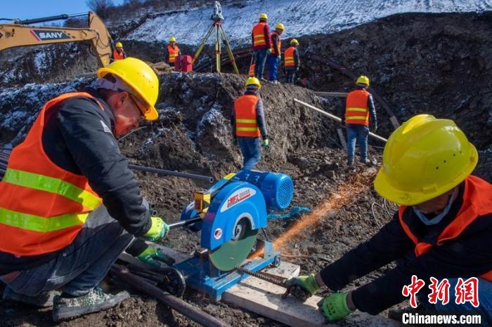 西成高鐵紅原2號隧道出口忙碌的工人師傅?！⒅铱?攝