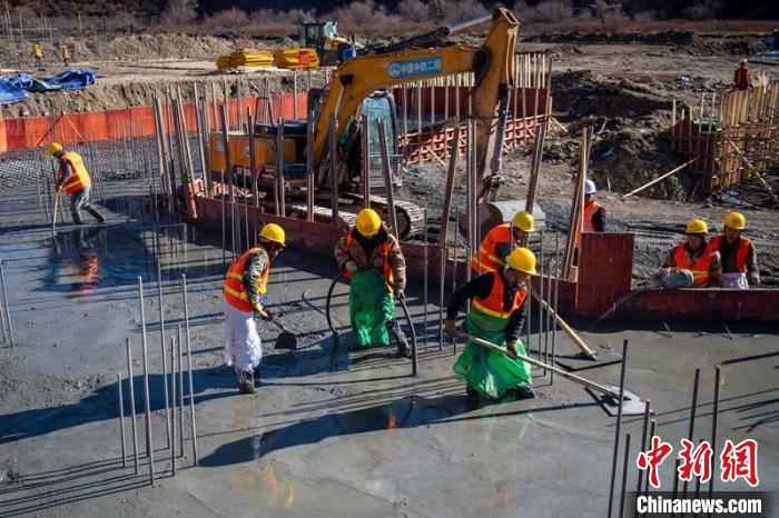 川主寺鎮(zhèn)牧場村西成高鐵1號拌合站工人師傅正在進行駐地、拌合站澆筑施工作業(yè)?！⒅铱?攝