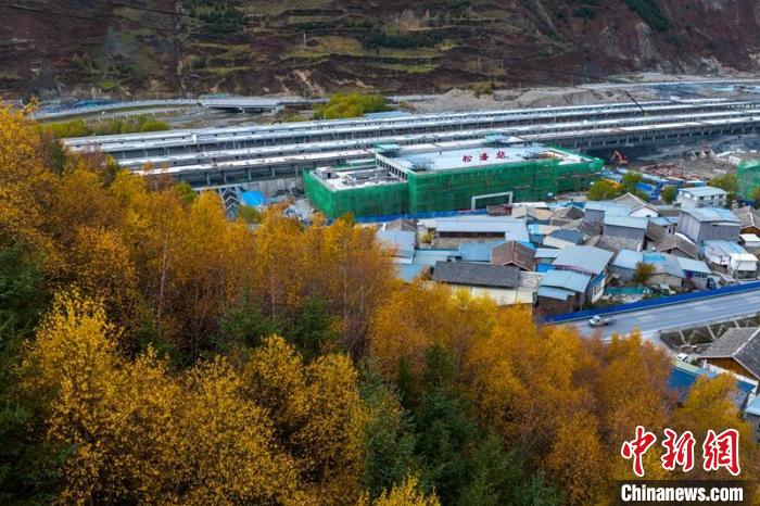 正在建設(shè)的成蘭鐵路松潘站。　劉忠俊 攝