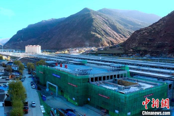 正在建設(shè)中的成蘭鐵路松潘站?！⒅铱?攝