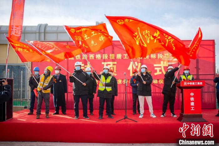 圖為封頂儀式現(xiàn)場(chǎng)?！『茽柾?攝