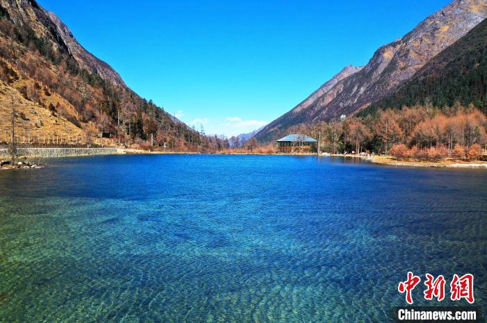 畢棚溝景區(qū)風光?！“苍?攝